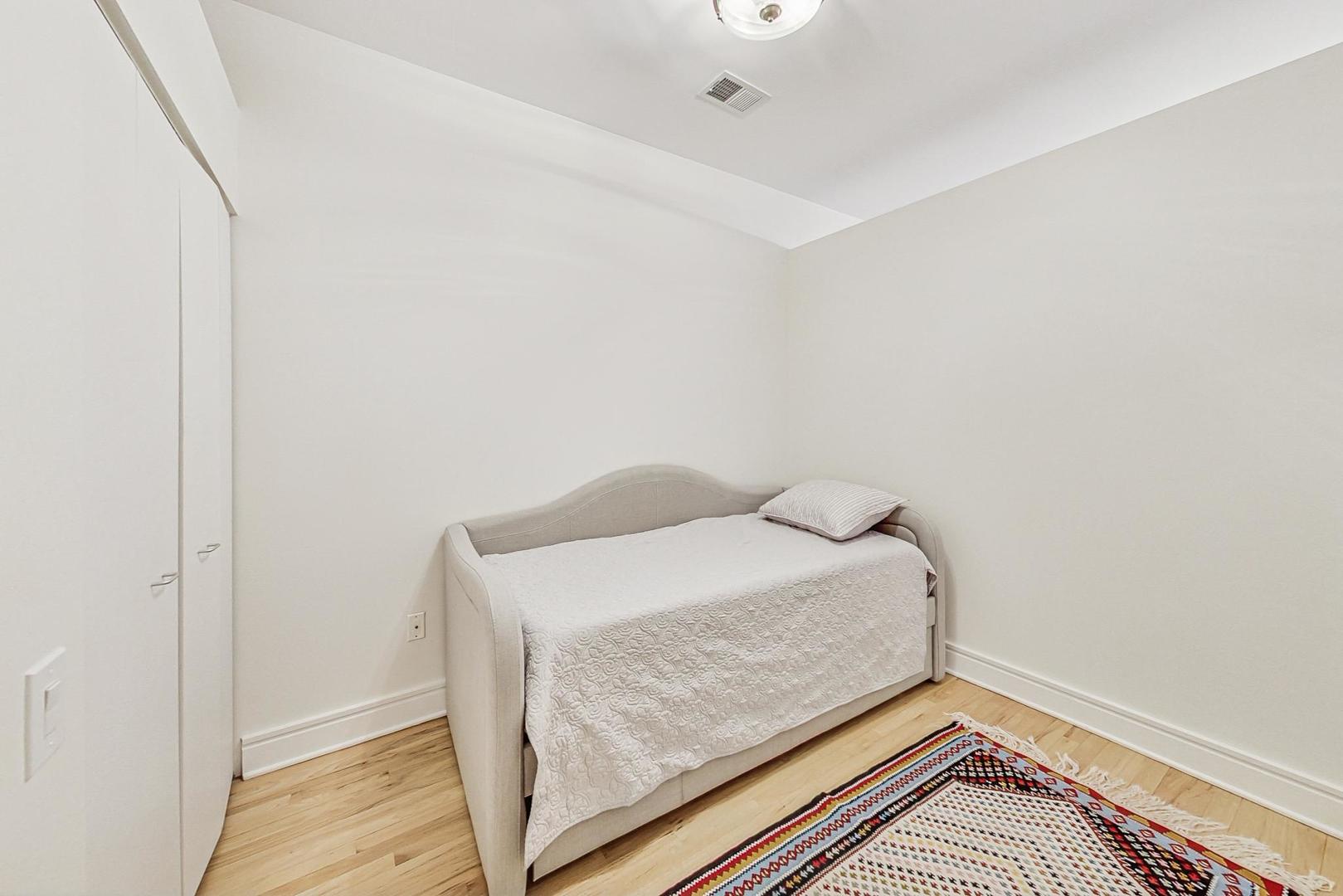 212 West Washington Street, Unit 1202 Chicago, IL 60606 - Photo 7 of 14