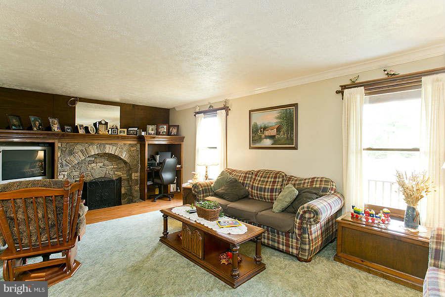1455 Chestnut Grove Road Winchester, VA 22603 - Photo 6 of 29 Living Room