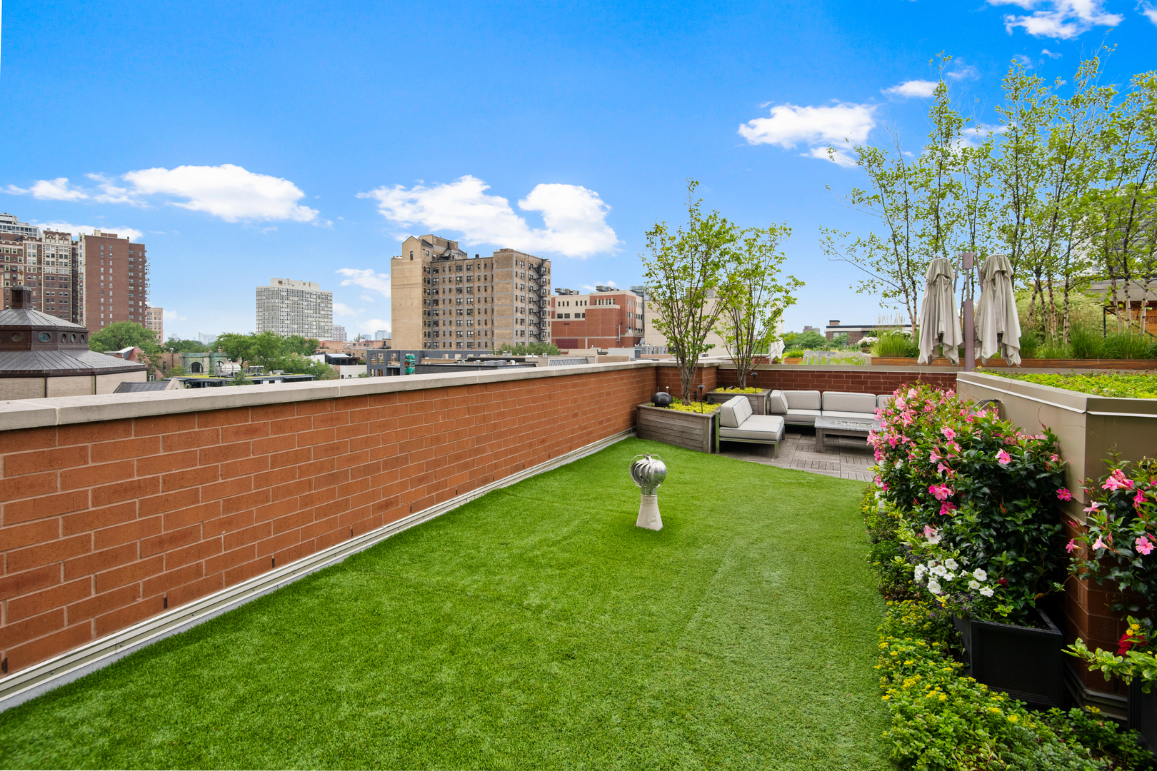 416 West Deming Place, Unit 4 Chicago, IL 60614 - Photo 31 of 36 a view of a lake with a city