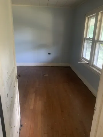 a view of empty room with window