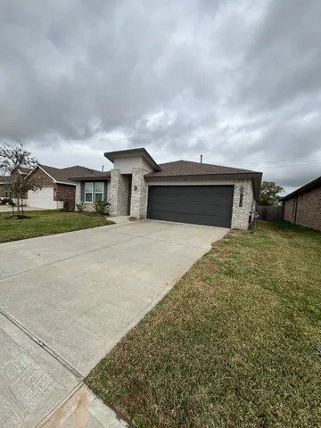 a front view of house with yard