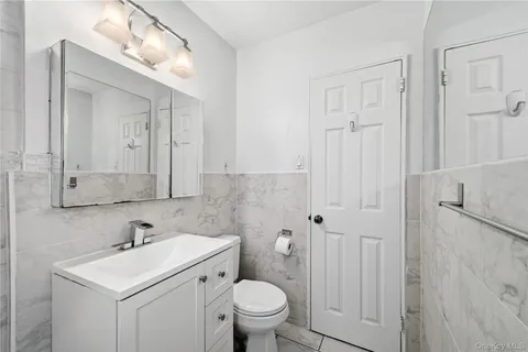 $265,000 | 252-01 72nd Avenue, Unit LOWR | Douglaston