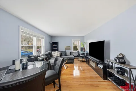 $265,000 | 252-01 72nd Avenue, Unit LOWR | Douglaston