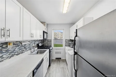 $265,000 | 252-01 72nd Avenue, Unit LOWR | Douglaston