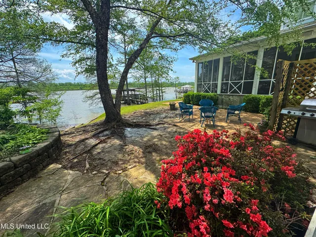 $850,000 | 16 Parker Lndg Drive, Dundee, MS 38626