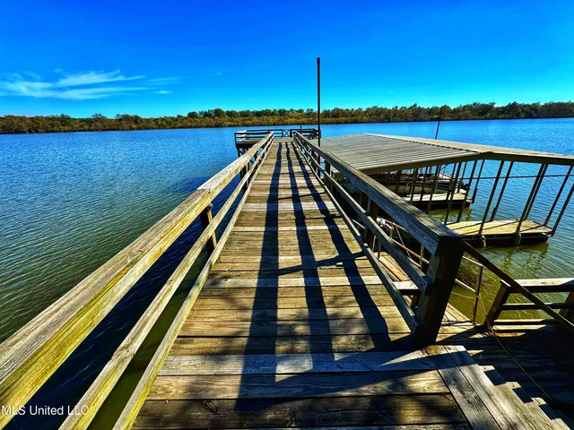 $850,000 | 16 Parker Lndg Drive, Dundee, MS 38626