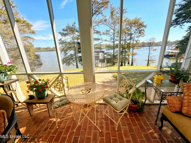 $850,000 | 16 Parker Lndg Drive, Dundee, MS 38626