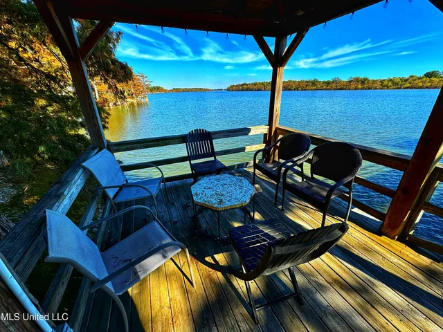 $850,000 | 16 Parker Lndg Drive, Dundee, MS 38626