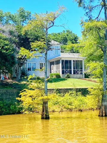 $850,000 | 16 Parker Lndg Drive, Dundee, MS 38626