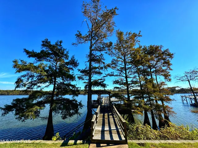 $850,000 | 16 Parker Lndg Drive, Dundee, MS 38626