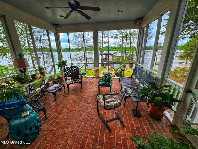 $850,000 | 16 Parker Lndg Drive, Dundee, MS 38626