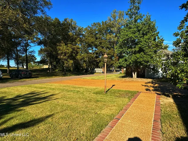 $850,000 | 16 Parker Lndg Drive, Dundee, MS 38626