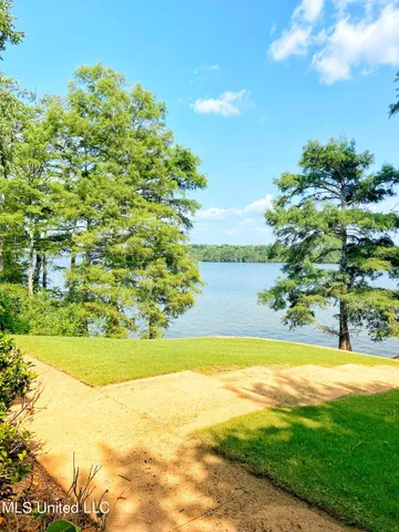 $850,000 | 16 Parker Lndg Drive, Dundee, MS 38626