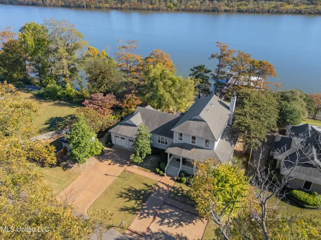 $850,000 | 16 Parker Lndg Drive, Dundee, MS 38626
