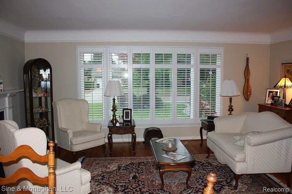 77 Vernier Road Grosse Pointe, MI 48236 - Photo 3 of 12 378