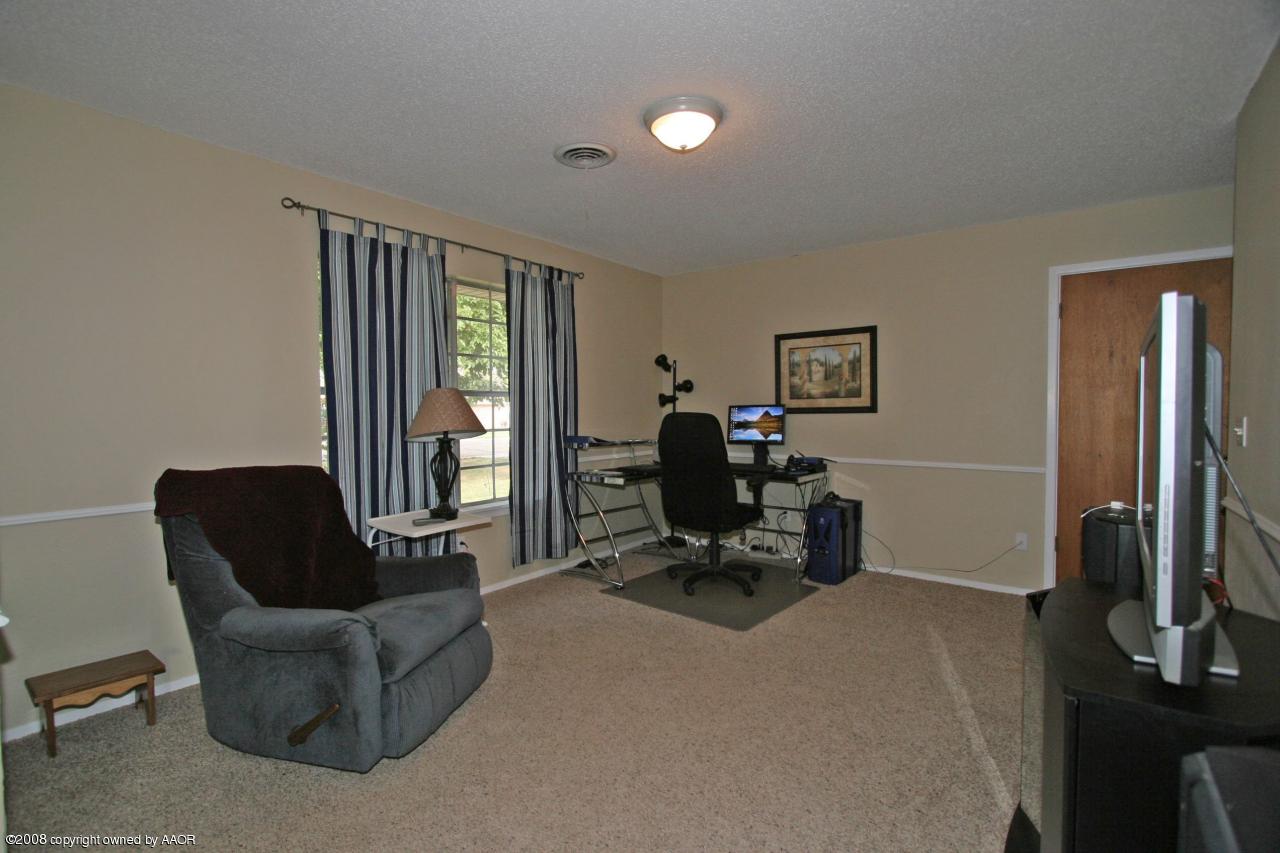 2821 Armand Street Amarillo, TX 79110 - Photo 4 of 13 Living Room