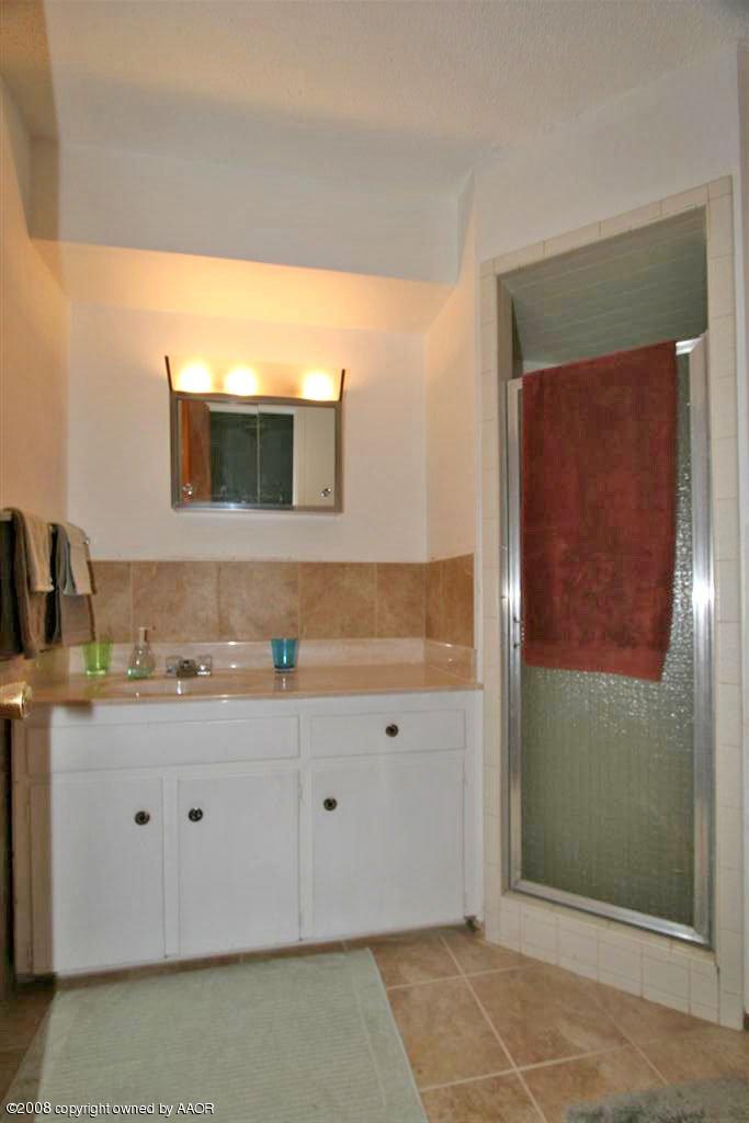 2821 Armand Street Amarillo, TX 79110 - Photo 9 of 13 Master Bathroom