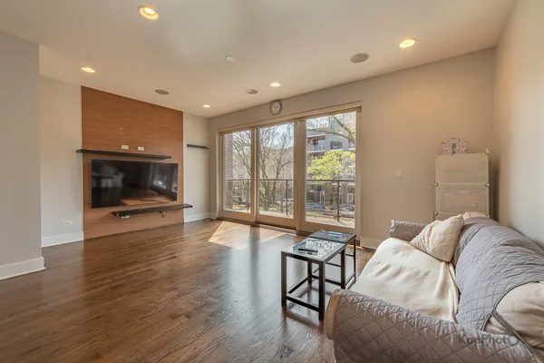 $620,000 | 3839 North Ashland Avenue, Unit 2, Chicago, IL 60613