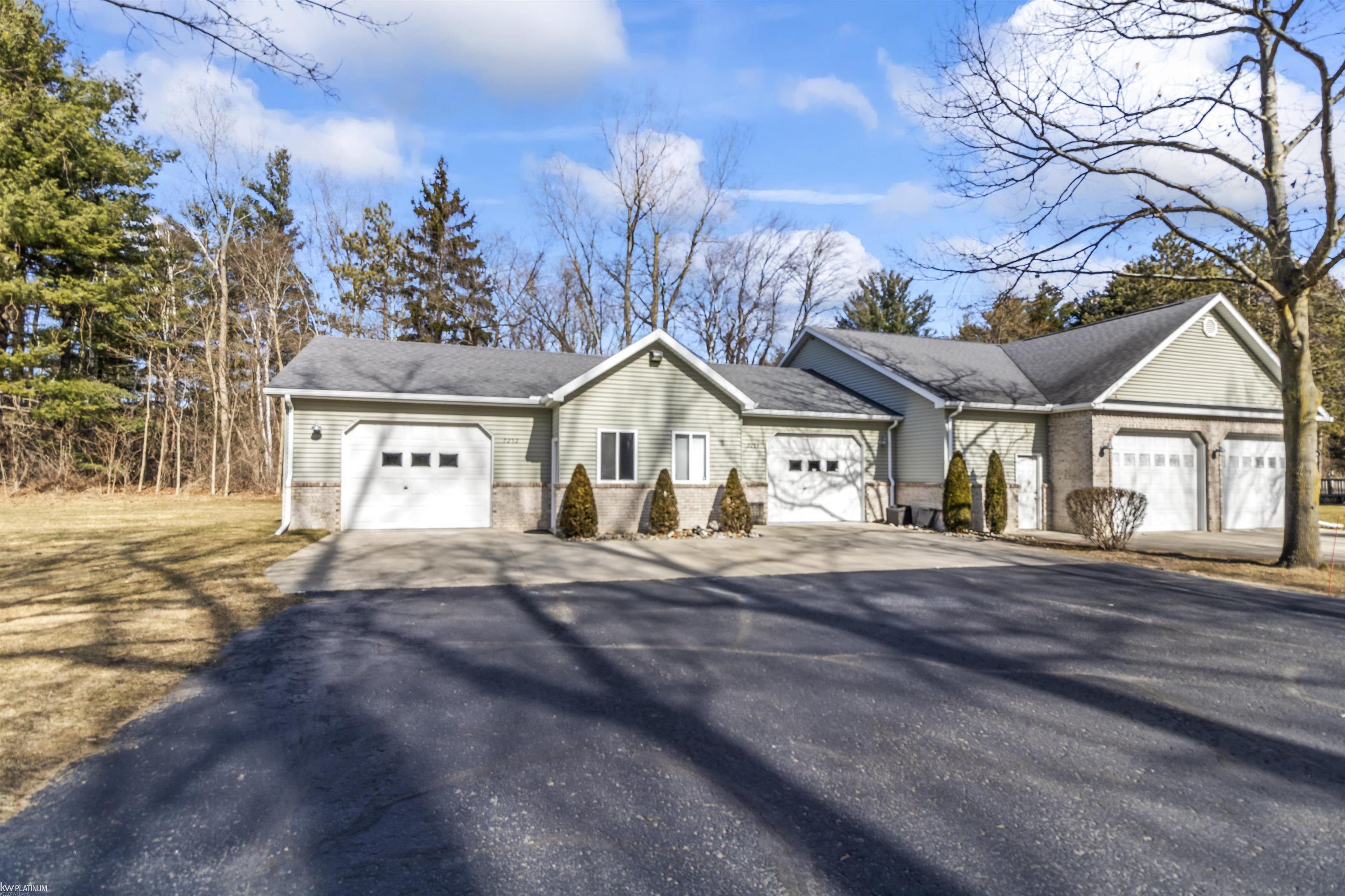 7252 Lakeshore Road Fort Gratiot, MI 48059 - Photo 2 of 12 50134829-8298cc04-d705-49a9-8bd5-df34edc8cd53.JPG