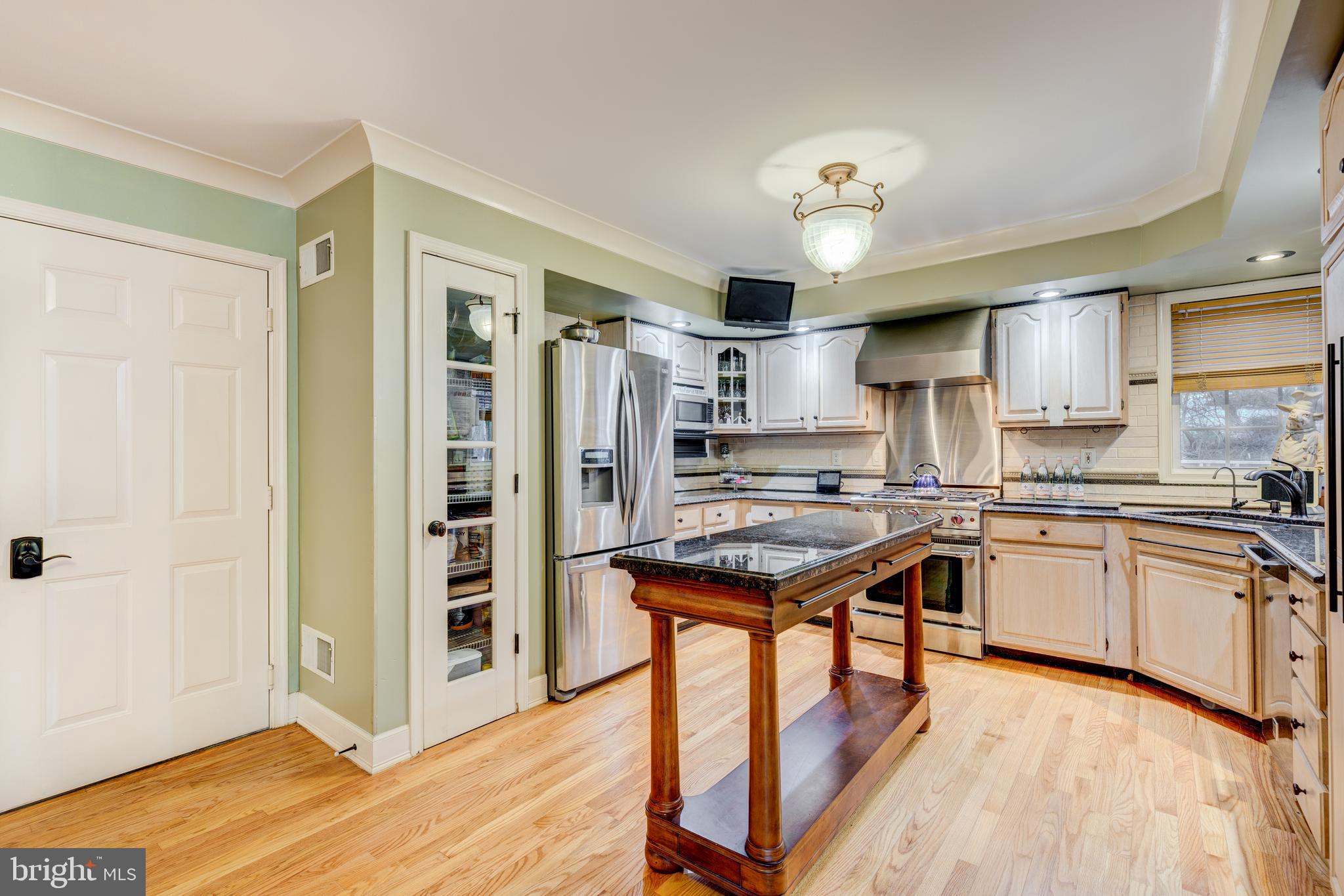 1835 Bowersox Road New Windsor, MD 21776 - Photo 10 of 37 Hardwood floors continue into Kitchen