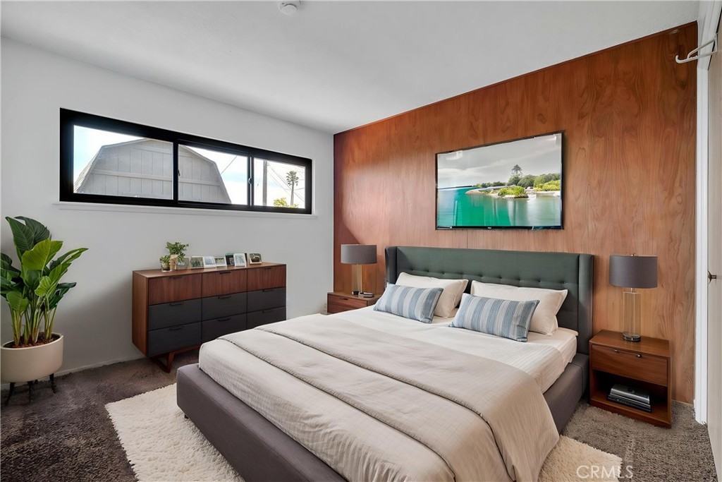 2727 San Ramon Drive Rancho Palos Verdes, CA 90275 - Photo 31 of 58 a bedroom with a bed and a potted plant