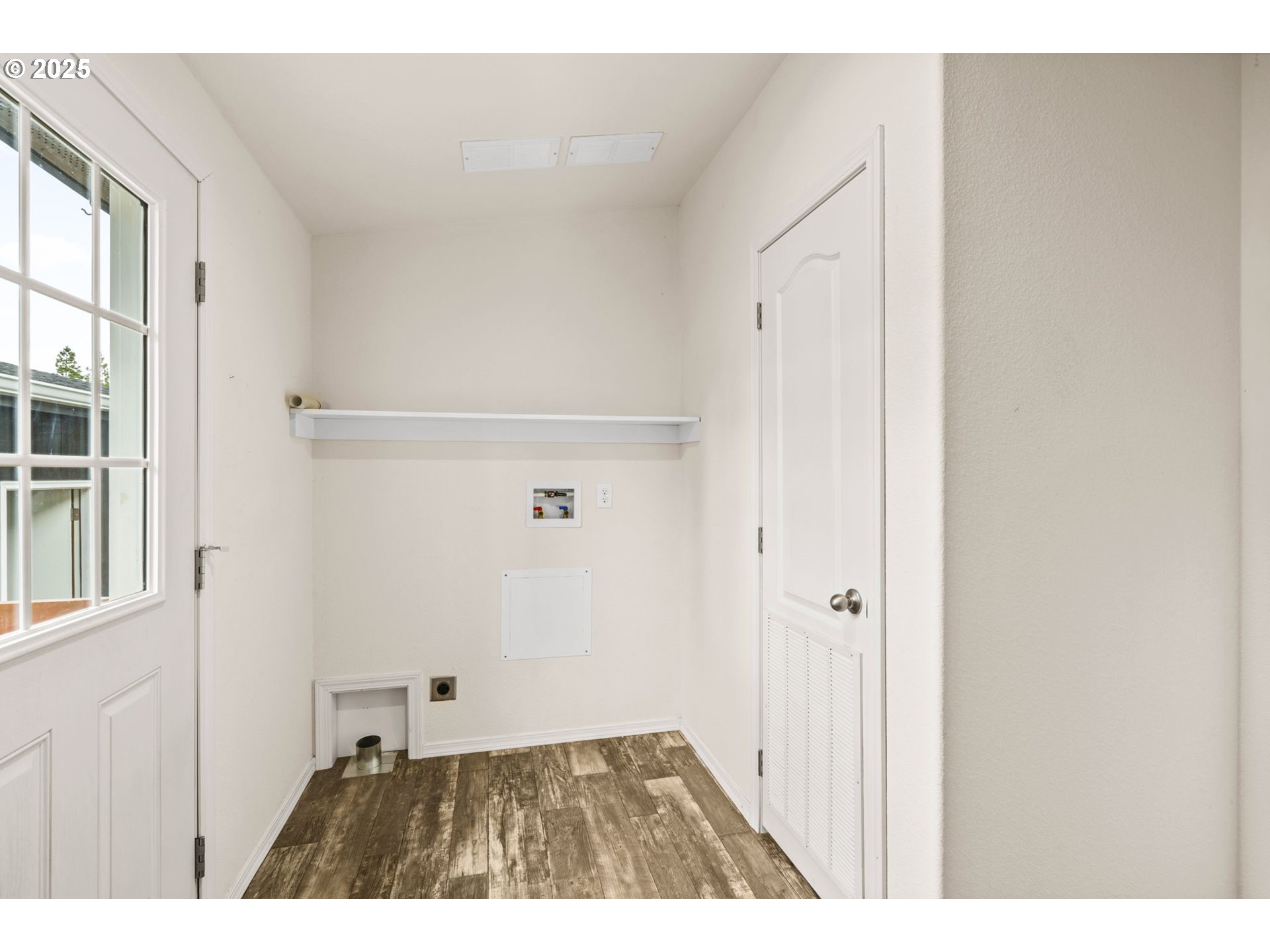 39009 Dexter Road, Unit 32 Dexter, OR 97431 - Photo 11 of 36 a view of an empty room