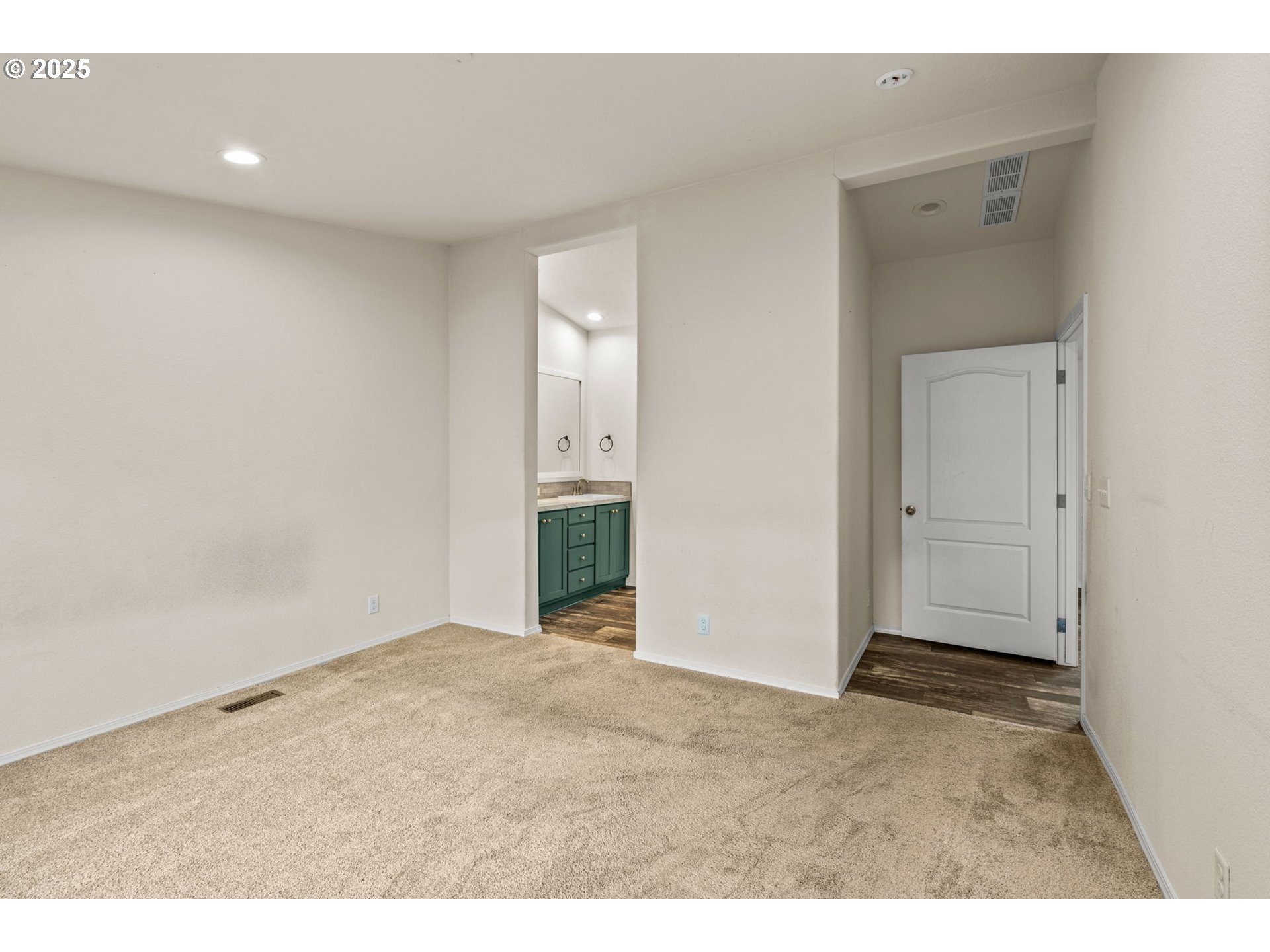 39009 Dexter Road, Unit 32 Dexter, OR 97431 - Photo 14 of 36 a view of an empty room