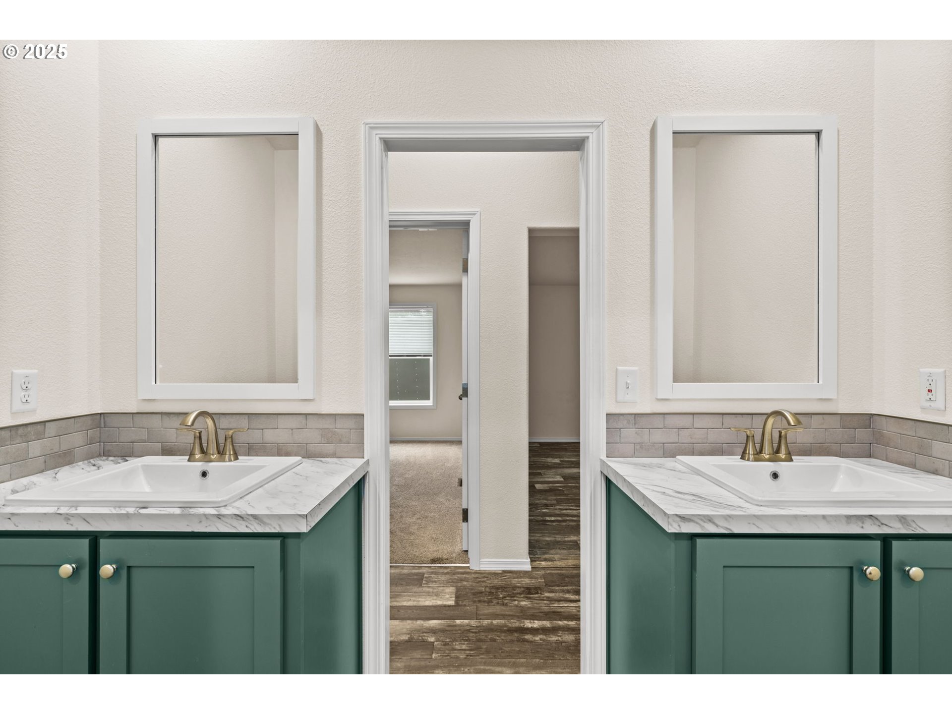 39009 Dexter Road, Unit 32 Dexter, OR 97431 - Photo 28 of 36 a bathroom with a sink and a mirror