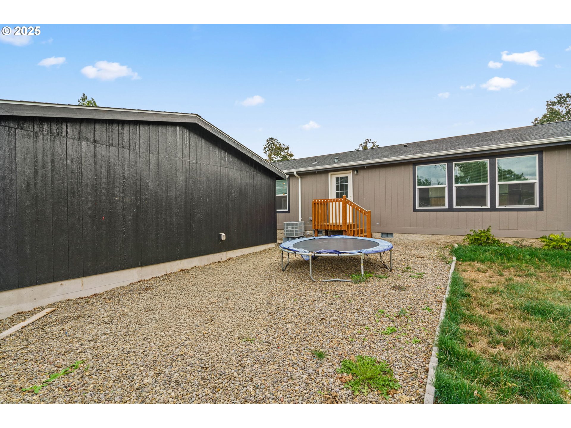 39009 Dexter Road, Unit 32 Dexter, OR 97431 - Photo 33 of 36 a house view with a sitting space