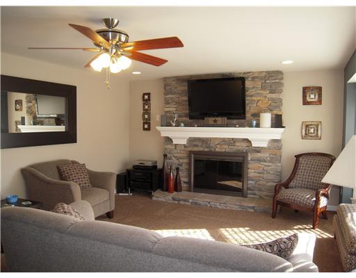 5605 Aiken Road McKees Rocks, PA 15136 - Photo 13 of 18 Living Room.