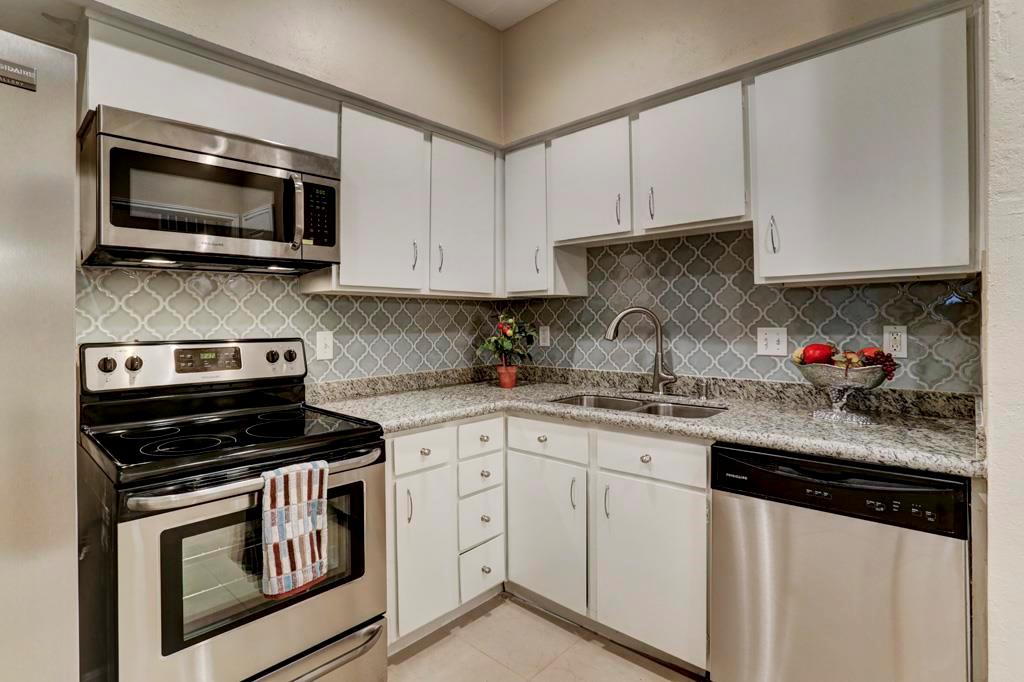 Stainless appliances, lots of cabinet and counter space with huge pantry. Double sink, new hardware and new faucet, very accommodating. Back splash is a gray blue and the granite has shades of blue, gray, black and white.