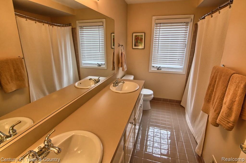 3112 Baypoint Drive Rochester, MI 48309 - Photo 24 of 33 Bathroom.jpg