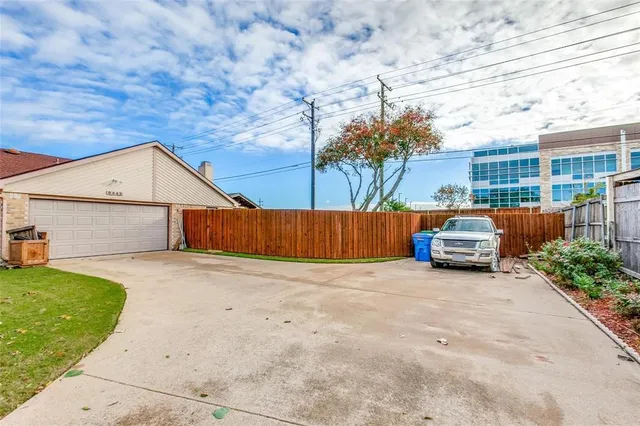 a view of a house with backyard and trees