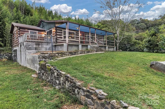 a view of a house with a yard