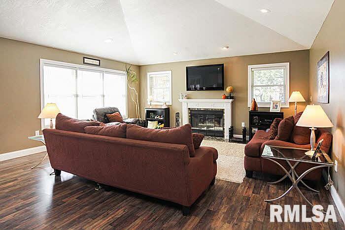 25980 Scott Park Road Eldridge, IA 52748 - Photo 6 of 13 Gallery Image 6