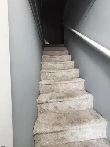 a view of a big room with closet and windows