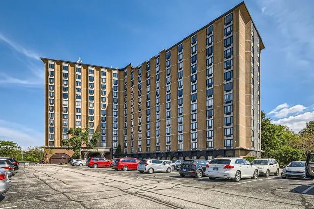 $169,900 | 1 Renaissance Place, Unit 816, Palatine, IL 60067