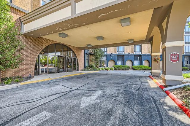 $169,900 | 1 Renaissance Place, Unit 816, Palatine, IL 60067