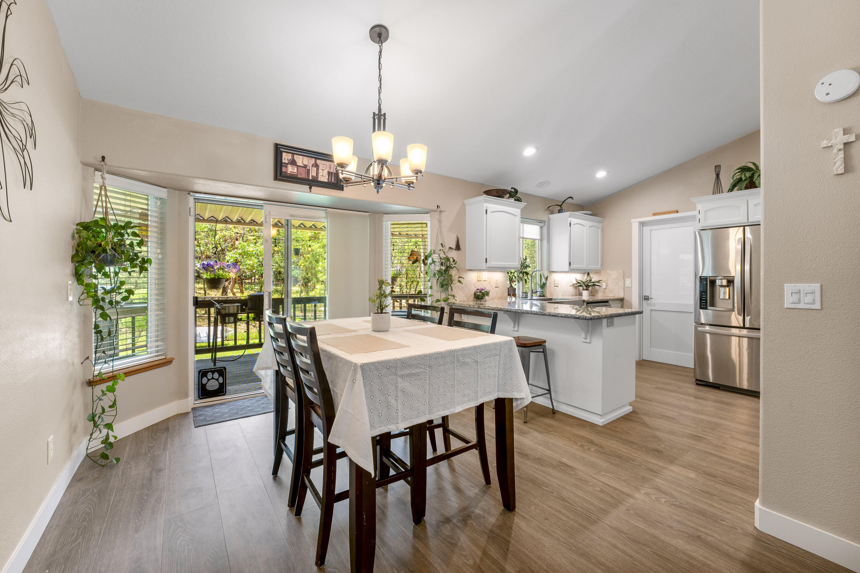5851 Hugo Road Grants Pass, OR 97526 - Photo 11 of 48 INT (6 of 22)