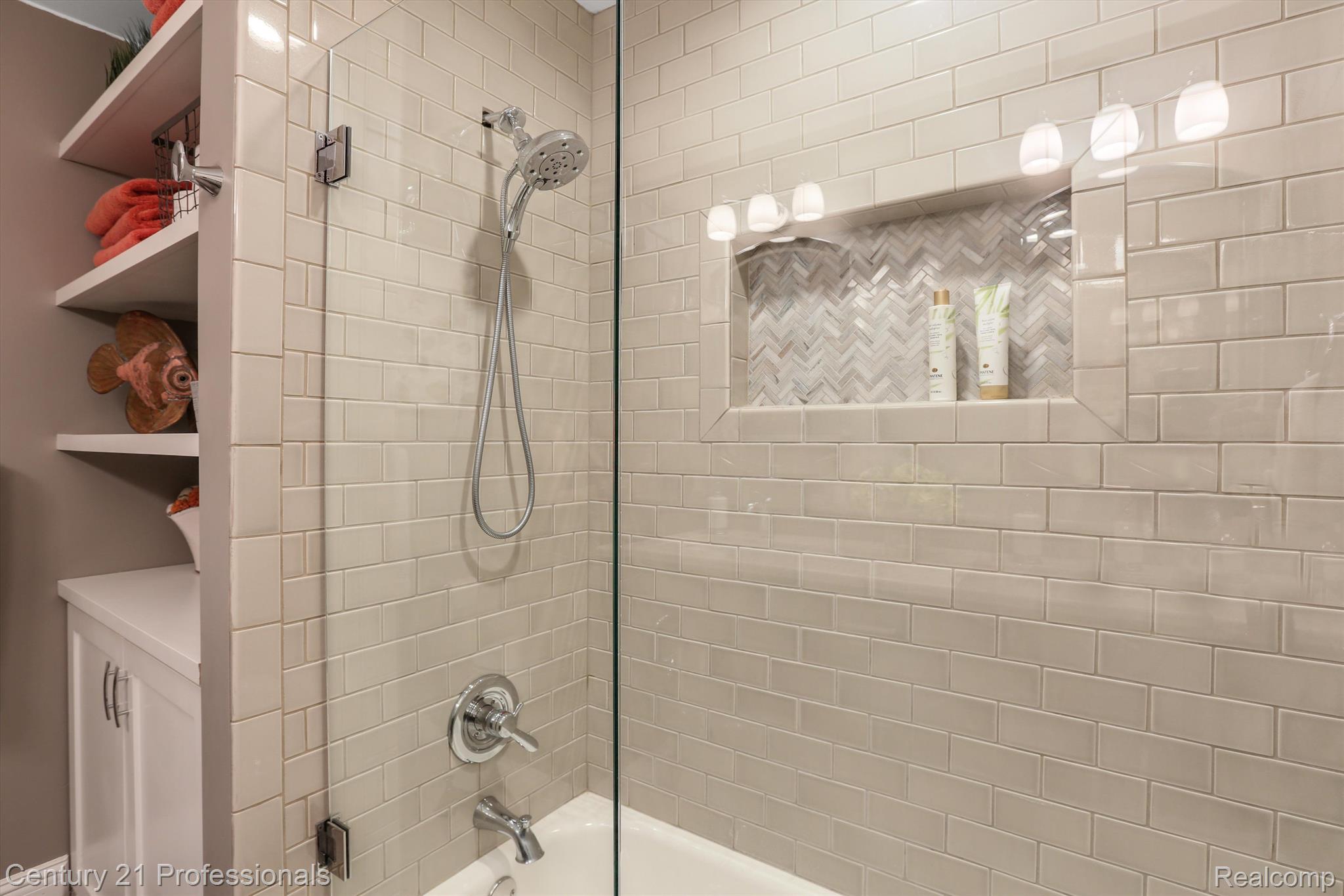 2104 Mapleridge Road Rochester, MI 48309 - Photo 29 of 65 Storage abounds in this bath!