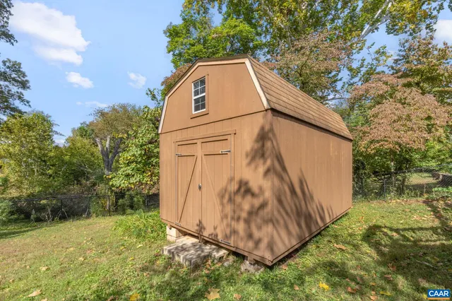 a view of a large yard with large trees