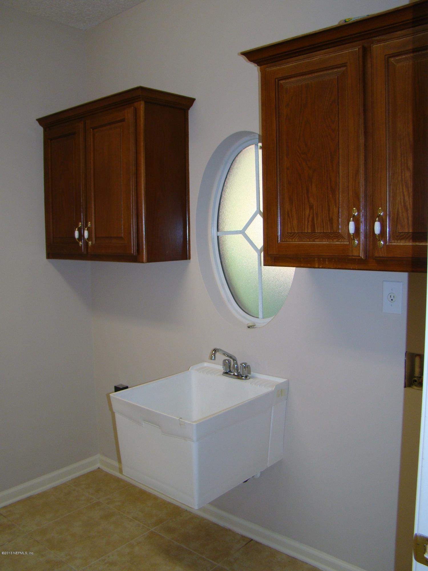 2870 Ravines Road Middleburg, FL 32068 - Photo 28 of 32 LAUNDRY VIEW 1