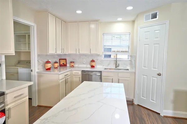 $2,295 | 11822 Hillbrook Drive, Houston, TX 77070