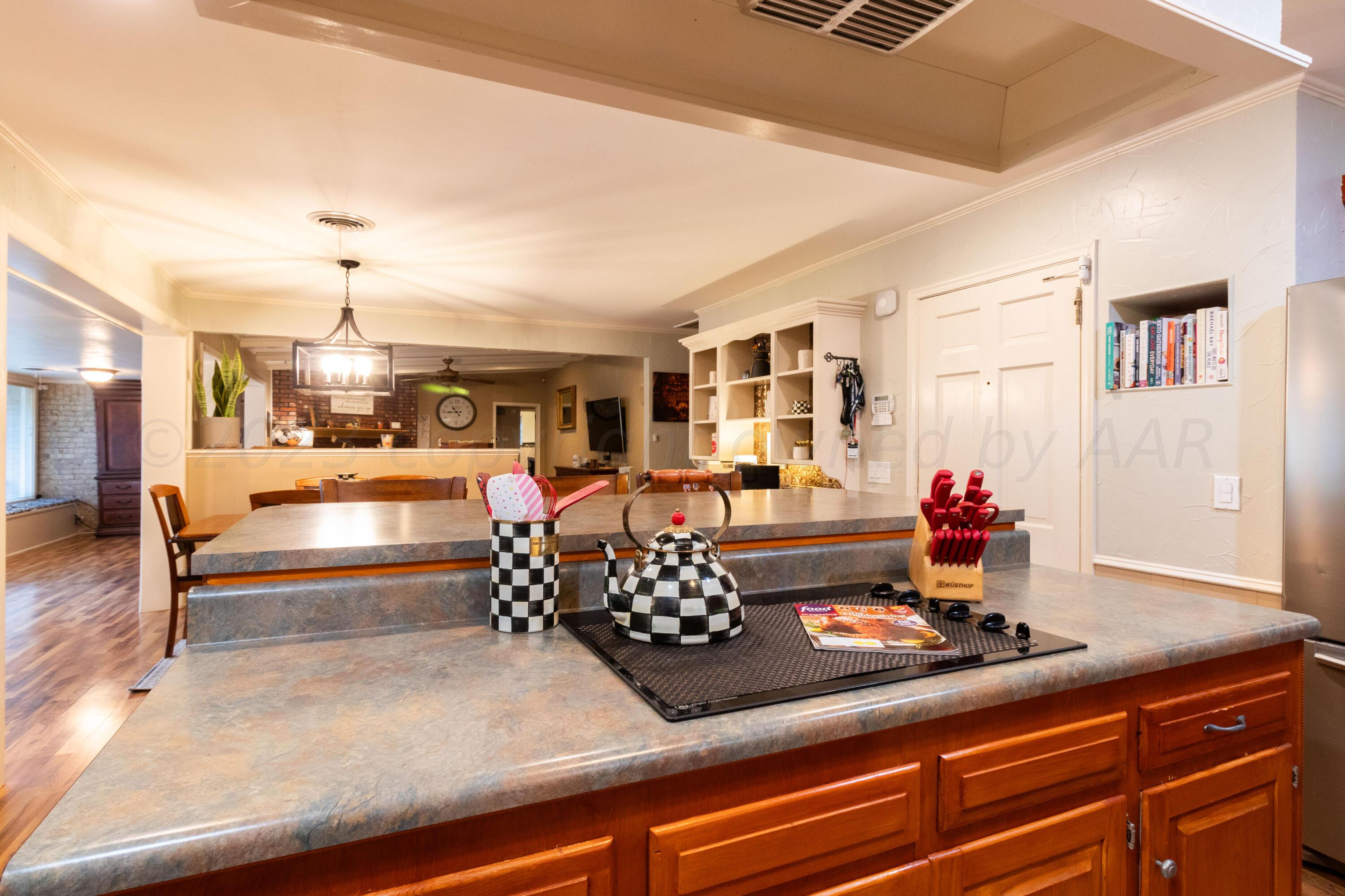 6704 Elmhurst Road Amarillo, TX 79106 - Photo 20 of 40 a room with lots of flower plants