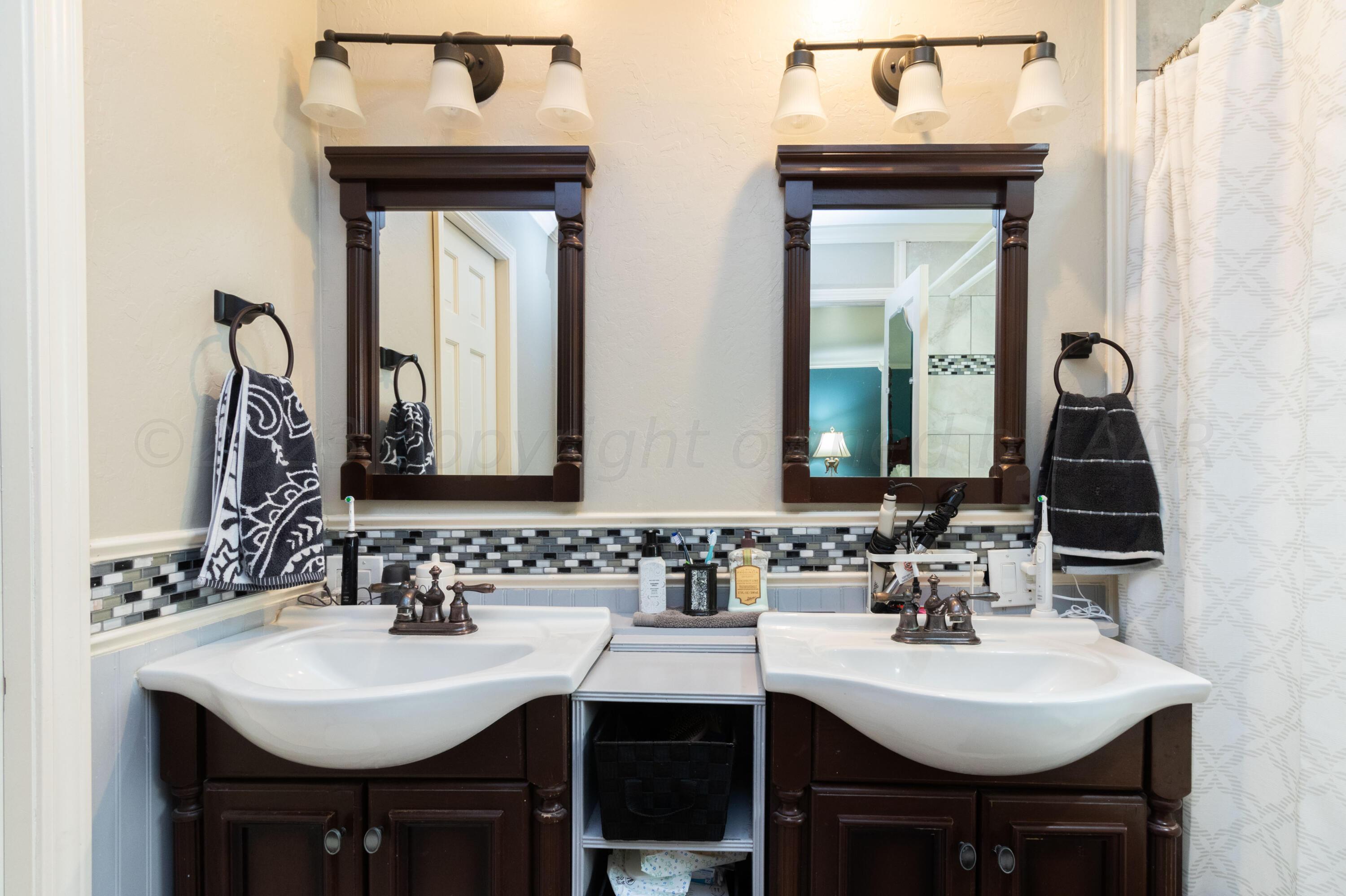 6704 Elmhurst Road Amarillo, TX 79106 - Photo 28 of 40 a bathroom with double sink and two mirror