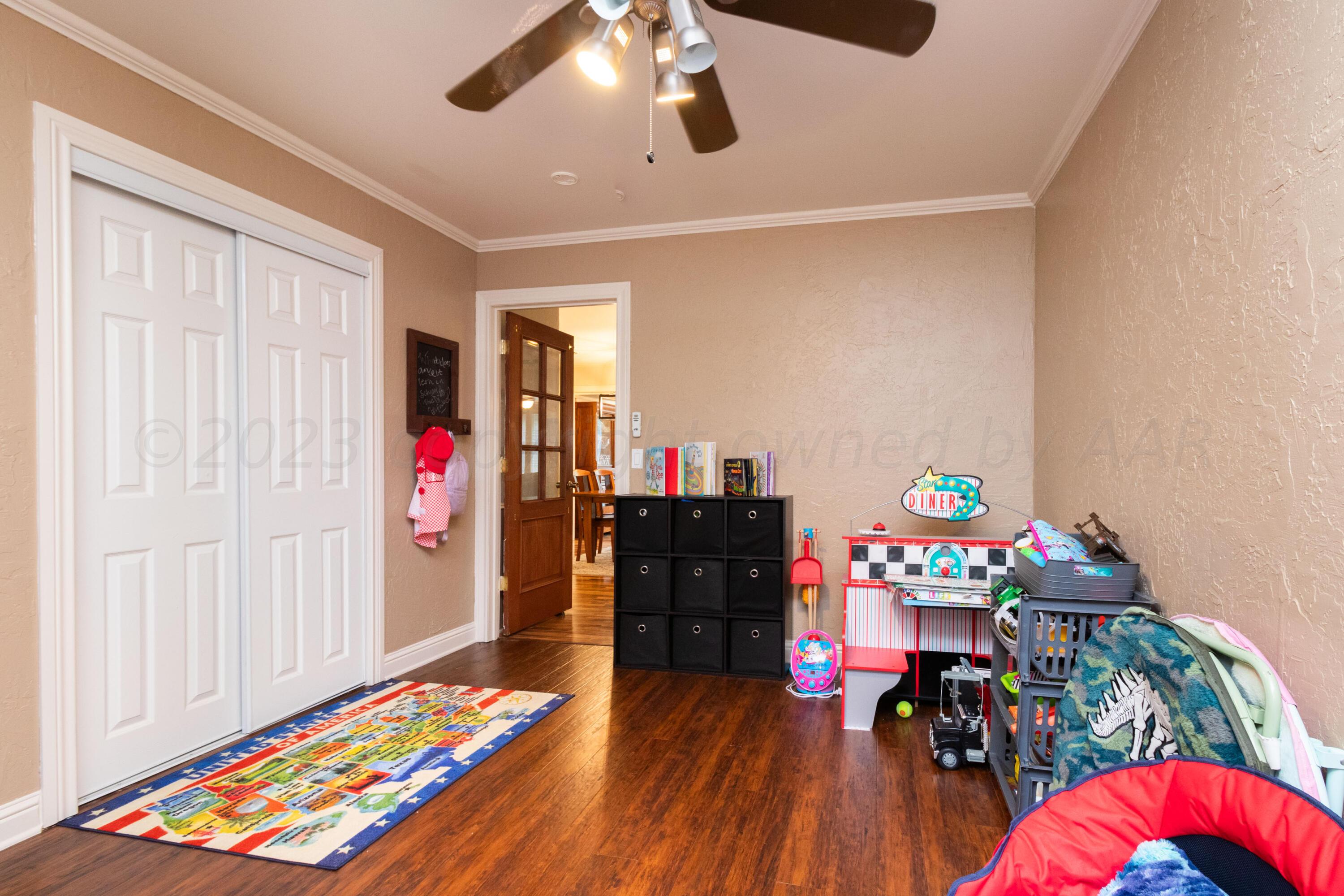 6704 Elmhurst Road Amarillo, TX 79106 - Photo 31 of 40 a bed room with a bed and a bookshelf
