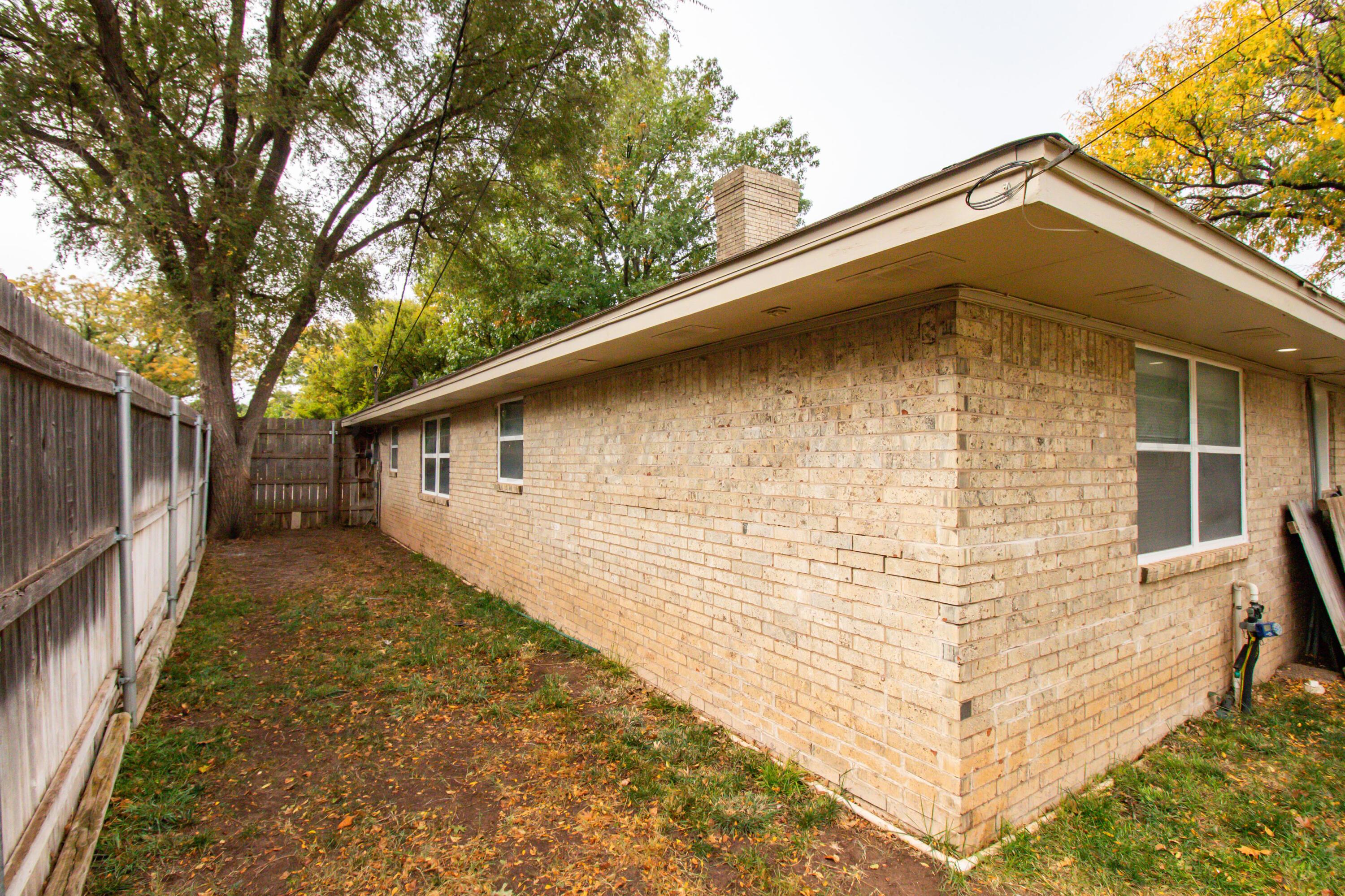6704 Elmhurst Road Amarillo, TX 79106 - Photo 37 of 40 a backyard of a house with large trees