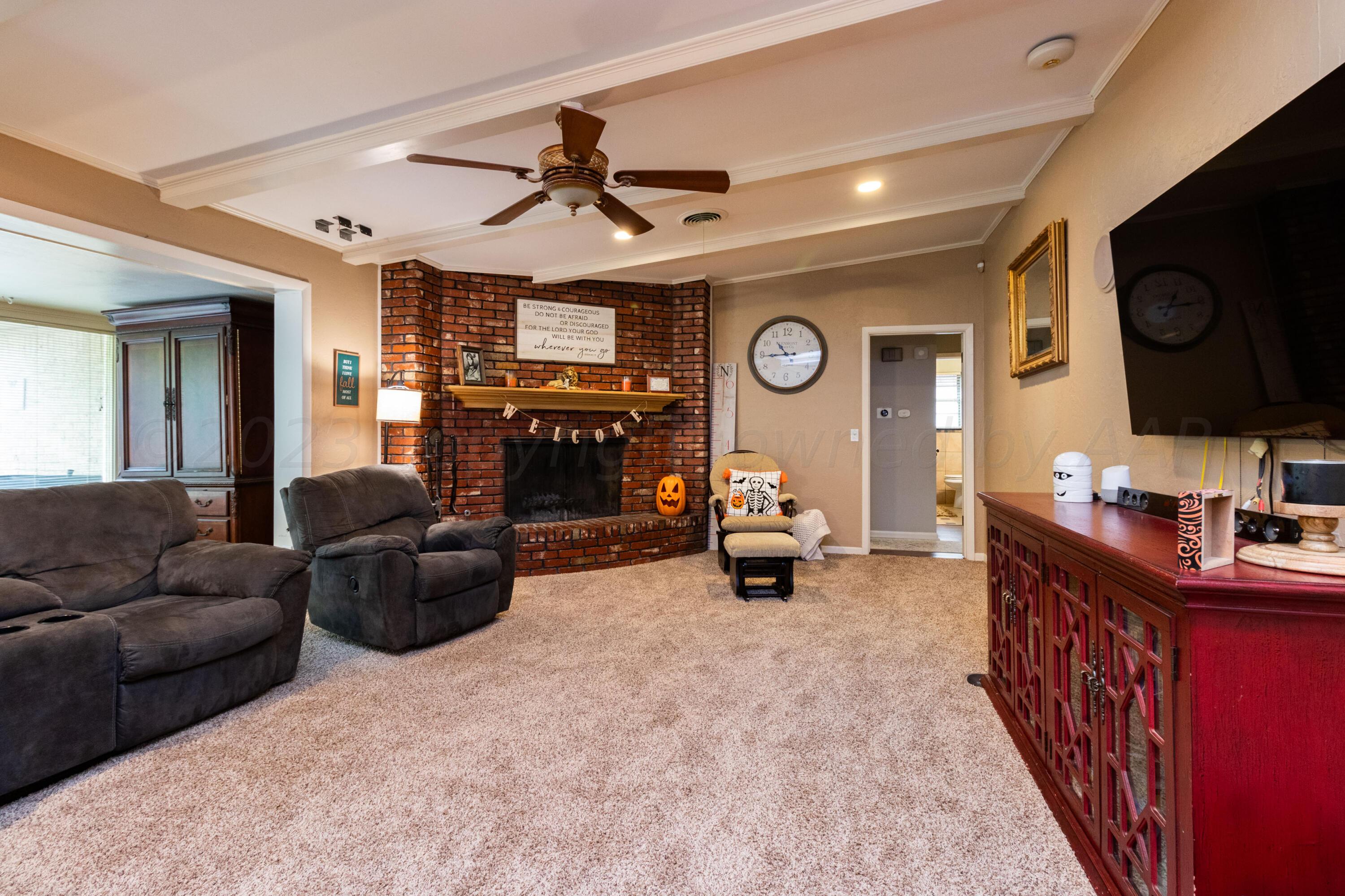 6704 Elmhurst Road Amarillo, TX 79106 - Photo 9 of 40 a living room with furniture and a flat screen tv