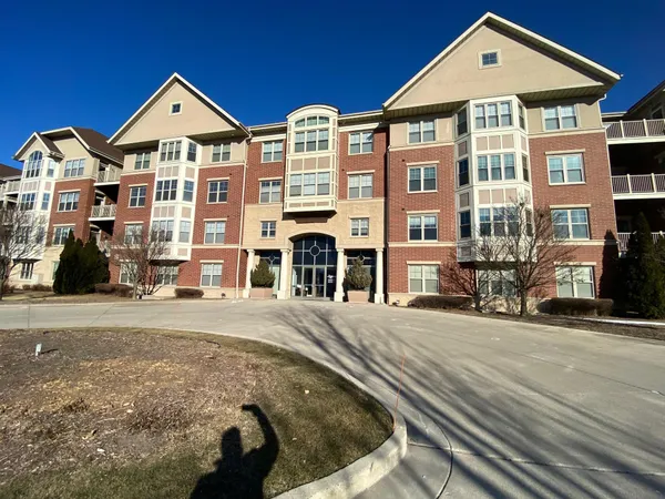$1,950 | 4110 South Lake Drive, Unit 334, St. Francis, WI 53235