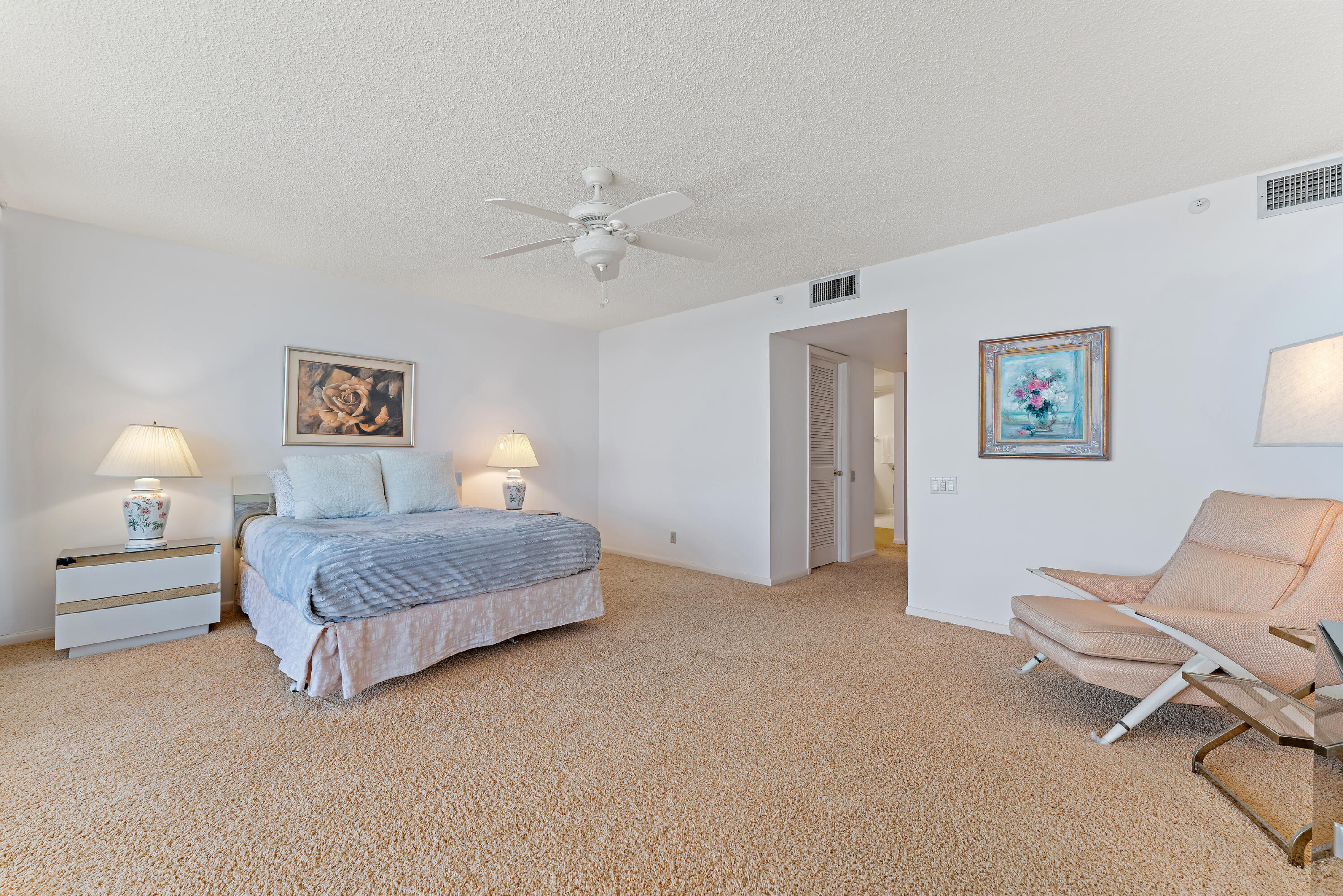 19900 South Beach Road, Unit 601 Jupiter, FL 33469 - Photo 45 of 84 a spacious bedroom with a bed and a lamp